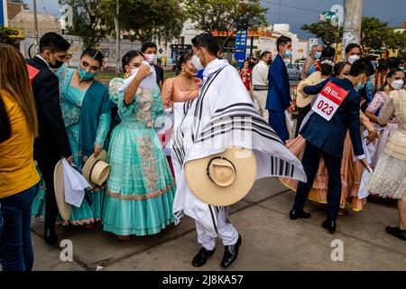 De jeunes danseurs péruviens en costume attendent de participer à Un concours de danse Marinera au festival de danse Marinera, Trujillo, région de la Libertad, Pérou Banque D'Images