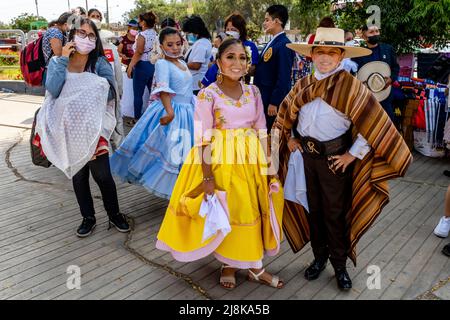 Les enfants danseuses en costume attendent de participer à Un concours de danse Marinera au festival de danse Marinera, Trujillo, région de la Libertad, Pérou. Banque D'Images