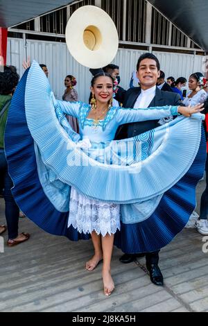 De jeunes danseurs péruviens en costume posent pour des photographies au Marinera Dance Festival, Trujillo, la région de la Libertad, Pérou. Banque D'Images