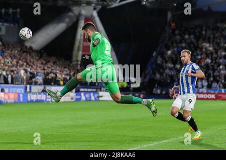 Huddersfield, Royaume-Uni. 16th mai 2022. Le gardien de but Luton Matt Ingram libère le ballon pendant le championnat EFL Sky Bet Jouez à la demi-finale 2nd Leg match entre Huddersfield Town et Luton Town au stade John Smiths, Huddersfield, Angleterre, le 16 mai 2022. Photo de Simon Hall. Utilisation éditoriale uniquement, licence requise pour une utilisation commerciale. Aucune utilisation dans les Paris, les jeux ou les publications d'un seul club/ligue/joueur. Crédit : UK Sports pics Ltd/Alay Live News Banque D'Images