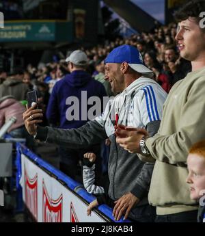 Huddersfield, Royaume-Uni. 16th mai 2022. Un fan de Huddersfield regarde le jeu par son téléphone pendant le championnat EFL Sky Bet jouer demi-finale 2nd Leg match entre Huddersfield Town et Luton Town au stade John Smiths, Huddersfield, Angleterre, le 16 mai 2022. Photo de Simon Hall. Utilisation éditoriale uniquement, licence requise pour une utilisation commerciale. Aucune utilisation dans les Paris, les jeux ou les publications d'un seul club/ligue/joueur. Crédit : UK Sports pics Ltd/Alay Live News Banque D'Images