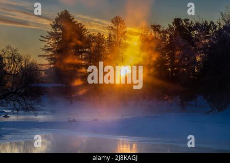 Un matin de marche glacial sur la rivière Chippewa dans le nord du Wisconsin. Banque D'Images