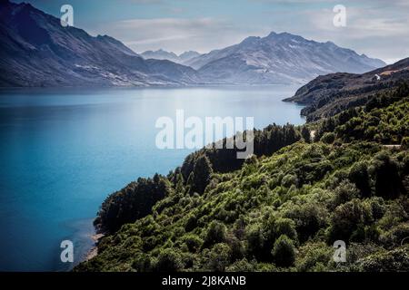 Le lac Wakatipu est régulièrement vu le long de la route vers Glenorchy, Île du Sud, Nouvelle-Zélande. Banque D'Images