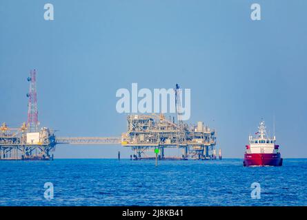 Le bateau à quai Gol Runner approche d'une plate-forme de gaz naturel offshore, le 28 avril 2022, près de Dauphin Island, Alabama. Geol Runner a été construit en 2006. Banque D'Images