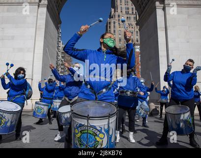 NEW YORK, N.Y. – 7 mars 2021 : Fogo Azul, une ligne de tambour de samba reggae à toutes les femmes, se produit lors d'un rassemblement à l'appui de l'amendement sur l'égalité des droits. Banque D'Images