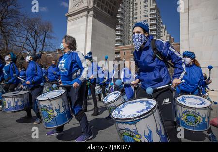 NEW YORK, N.Y. – 7 mars 2021 : Fogo Azul, une ligne de tambour de samba reggae à toutes les femmes, se produit lors d'un rassemblement à l'appui de l'amendement sur l'égalité des droits. Banque D'Images