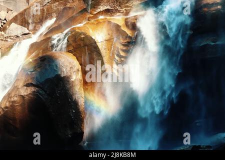 Chute d'eau sur des rochers à Yosemite Banque D'Images