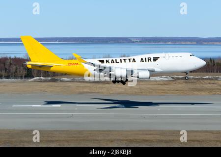 Kalitta Air Boeing 747-400F atterrissage d'avion. Arrivée de l'avion 747-400 pour le transport de fret de DHL Kalitta Air. Avion 747-400 cargo N740CK pour DHL. Banque D'Images