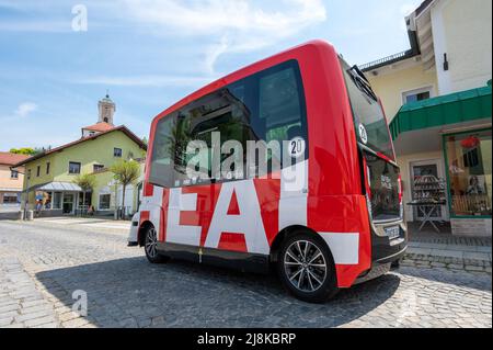 Bad Birnbach, Allemagne. 16th mai 2022. Un bus sans conducteur est stationné dans le centre-ville. Les bus autonomes peuvent être réservés à certains arrêts avant le voyage via l'application ou le téléphone. Credit: Armin Weigel/dpa/Alay Live News Banque D'Images