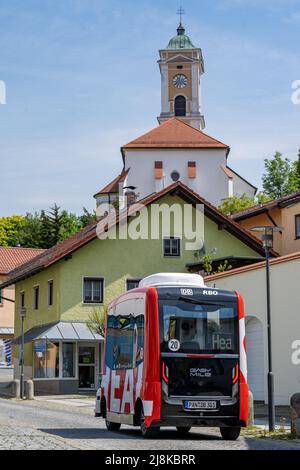 Bad Birnbach, Allemagne. 16th mai 2022. Un bus sans conducteur est stationné dans le centre-ville. Les bus autonomes peuvent être réservés à certains arrêts avant le voyage via l'application ou le téléphone. Credit: Armin Weigel/dpa/Alay Live News Banque D'Images