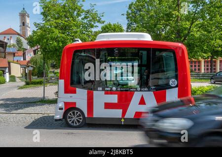 Bad Birnbach, Allemagne. 16th mai 2022. Un bus sans conducteur est stationné dans le centre-ville. Les bus autonomes peuvent être réservés à certains arrêts avant le voyage via l'application ou le téléphone. Credit: Armin Weigel/dpa/Alay Live News Banque D'Images