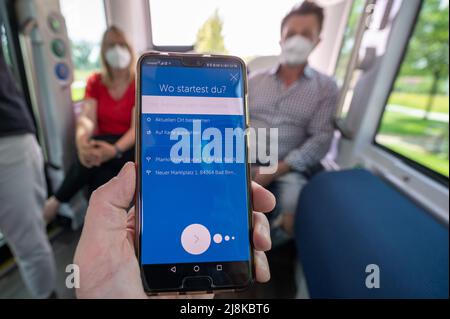 Bad Birnbach, Allemagne. 16th mai 2022. Une application pour réserver un bus sans conducteur est visible sur un smartphone. Par téléphone ou application, les bus autonomes peuvent être réservés à certains arrêts avant le voyage. Credit: Armin Weigel/dpa/Alay Live News Banque D'Images