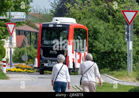 Bad Birnbach, Allemagne. 16th mai 2022. Un bus sans conducteur traverse la ville. Les bus autonomes peuvent être réservés à certains arrêts avant le voyage via l'application ou le téléphone. Credit: Armin Weigel/dpa/Alay Live News Banque D'Images