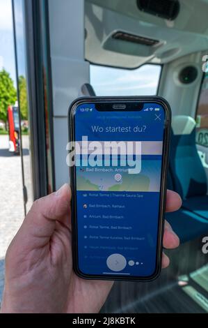 Bad Birnbach, Allemagne. 16th mai 2022. Une application pour réserver un bus sans conducteur est visible sur un smartphone. Par téléphone ou application, les bus autonomes peuvent être réservés à certains arrêts avant le voyage. Credit: Armin Weigel/dpa/Alay Live News Banque D'Images