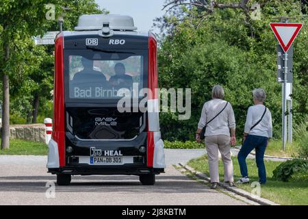 Bad Birnbach, Allemagne. 16th mai 2022. Un bus sans conducteur traverse la ville. Les bus autonomes peuvent être réservés à certains arrêts avant le voyage via l'application ou le téléphone. Credit: Armin Weigel/dpa/Alay Live News Banque D'Images