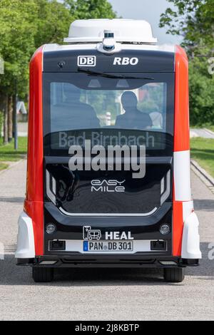 Bad Birnbach, Allemagne. 16th mai 2022. Un bus sans conducteur traverse la ville. Les bus autonomes peuvent être réservés à certains arrêts avant le voyage via l'application ou le téléphone. Credit: Armin Weigel/dpa/Alay Live News Banque D'Images