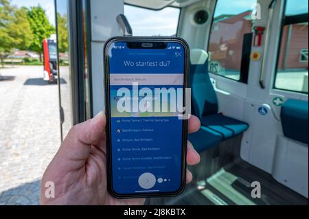 Bad Birnbach, Allemagne. 16th mai 2022. Une application pour réserver un bus sans conducteur est visible sur un smartphone. Par téléphone ou application, les bus autonomes peuvent être réservés à certains arrêts avant le voyage. Credit: Armin Weigel/dpa/Alay Live News Banque D'Images