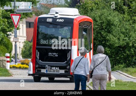 Bad Birnbach, Allemagne. 16th mai 2022. Un bus sans conducteur traverse la ville. Les bus autonomes peuvent être réservés à certains arrêts avant le voyage via l'application ou le téléphone. Credit: Armin Weigel/dpa/Alay Live News Banque D'Images