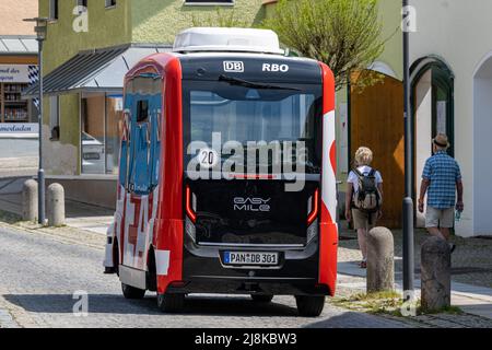 Bad Birnbach, Allemagne. 16th mai 2022. Un bus sans conducteur est stationné dans le centre-ville. Les bus autonomes peuvent être réservés à certains arrêts avant le voyage via l'application ou le téléphone. Credit: Armin Weigel/dpa/Alay Live News Banque D'Images