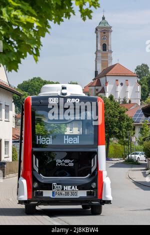 Bad Birnbach, Allemagne. 16th mai 2022. Un bus sans conducteur est stationné dans le centre-ville. Les bus autonomes peuvent être réservés à certains arrêts avant le voyage via l'application ou le téléphone. Credit: Armin Weigel/dpa/Alay Live News Banque D'Images