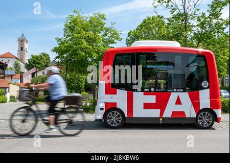 Bad Birnbach, Allemagne. 16th mai 2022. Un bus sans conducteur est stationné dans le centre-ville. Les bus autonomes peuvent être réservés à certains arrêts avant le voyage via l'application ou le téléphone. Credit: Armin Weigel/dpa/Alay Live News Banque D'Images