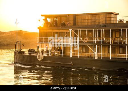 Lever du soleil avec la poulape du bateau à vapeur soudanais sur le Nil avec les touristes Banque D'Images