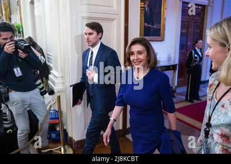 Washington, États-Unis. 16th mai 2022. NANCY Pelosi, Présidente DE la Chambre DES REPRÉSENTANTS DES ÉTATS-UNIS, démocrate de Californie, arrive le lundi 16 mai 2022 à la salle est de la Maison Blanche à Washington, lors d'une réception du Premier ministre grec Kyriakos Mitsotakis. Selon la Maison Blanche, les dirigeants devaient discuter du soutien au peuple ukrainien et imposer des coûts économiques à la Russie pour son agression non provoquée. Photo par Al Drago/UPI crédit: UPI/Alay Live News Banque D'Images