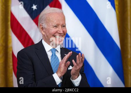 Washington, États-Unis. 16th mai 2022. LE président AMÉRICAIN Joe Biden applaudit lors d'une réception pour le Premier ministre grec Kyriakos Mitsotakis, dans la salle est de la Maison Blanche à Washington, DC, le lundi 16 mai 2022. Selon la Maison Blanche, les dirigeants devaient discuter du soutien au peuple ukrainien et imposer des coûts économiques à la Russie pour son agression non provoquée. Photo par Al Drago/UPI crédit: UPI/Alay Live News Banque D'Images