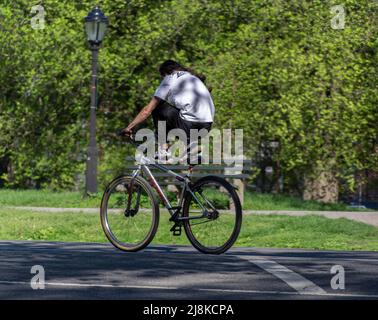 Un jeune homme fait une promenade à vélo dans le parc Prospect de Brooklyn Banque D'Images