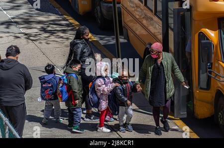 Pré-K enfants et un enseignant à bord d'un autobus scolaire Banque D'Images