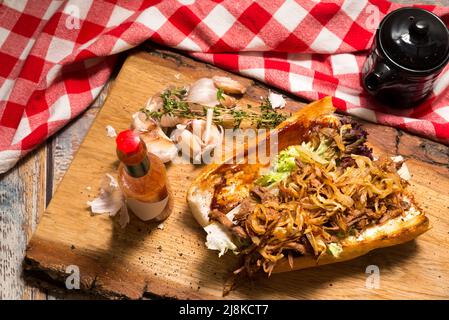 Sandwich Roast Beef Debris po Boy de la Nouvelle-Orléans. Ragoût de bœuf rôti cuit lentement, frites d'oignon et sauce chaude. Banque D'Images