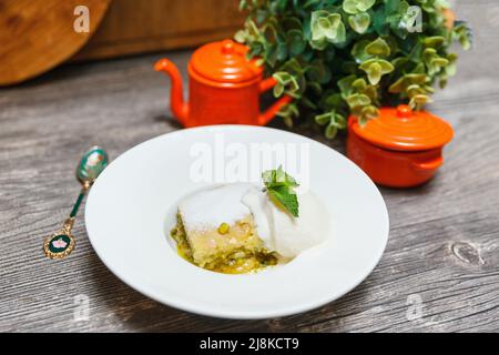 Katmer - crêpes turques croustillantes faites de pâte phyllo avec des pistaches, du sirop de miel et de la glace à la vanille Banque D'Images