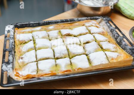 Katmer - crêpes turques croustillantes faites de pâte phyllo avec des pistaches, du sirop de miel et de la glace à la vanille Banque D'Images