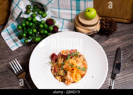 Jambalaya créole, alias paella de la Nouvelle-Orléans, riz à la sauce tomate avec jambon et légumes Banque D'Images