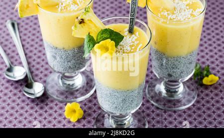 Pudding au Chia accompagné d'une purée de banane à l'ananas servie dans de grands verres. Banque D'Images