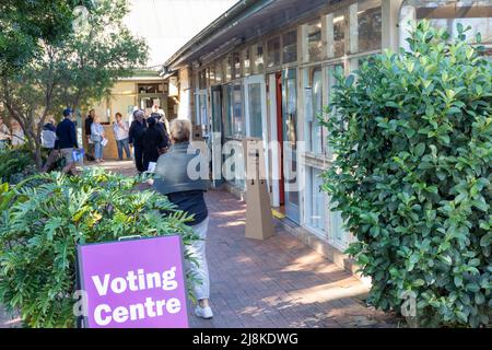 Au siège fédéral australien de Mackellar, le vote par anticipation est en cours au bureau de pré-scrutin Warriewood Sydney, pour les électeurs qui ne peuvent pas voter le jour de l'élection le samedi 21st mai 2022. Le siège fédéral de Mackellar est tenu par le député libéral Jason Falinski, avec des challengers dont le Parti de l'Australie unie, Dr Sophie camps candidat indépendant, le Parti travailliste et les Verts, Warriewood, Sydney, Australie. Credit martin berry@alay nouvelles en direct. Banque D'Images