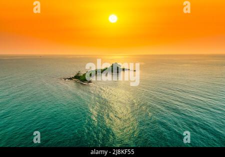 Vue aérienne d'une île désertique dans une eau turquoise et coucher de soleil ciel fond dans le golfe de Thaïlande est si beau Banque D'Images