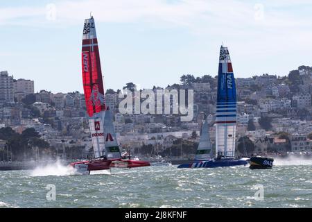 Les F50 catamarans du Danemark et de la France bordent la bouée sur les eaux de la baie de San Francisco pendant les courses de SailGP de 2022. Banque D'Images