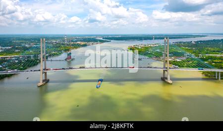 Mon pont de Thuan, ville de Vinh long, Vietnam, vue aérienne. Mon pont Thuan est un pont célèbre dans le delta du mékong, au Vietnam. Banque D'Images