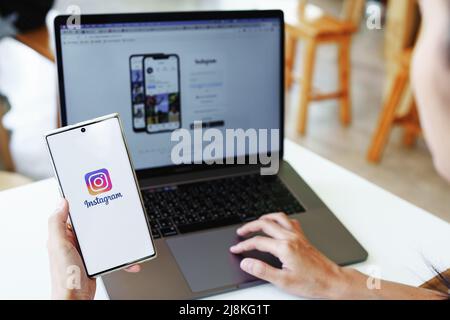 CHIANG MAI, THAÏLANDE - 13 mai 2022 : femme tenant main smartphone mobile avec écran de connexion de l'application instagram. Instagram est le plus grand et le plus grand Banque D'Images