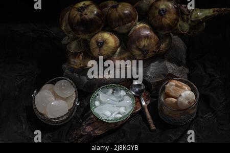 Émincé de palmier doux et frais avec du sirop et de la glace rasée dans un bol en verre. Appel de dessert thaïlandais Louk Tarn Loi Gaew, Focus sélectif. Banque D'Images