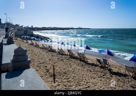 Vue sur la corniche de la plage El Shatby, située dans la rue El GAISh de la municipalité d'Alexandrie, en Égypte Banque D'Images