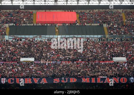 Milan, Italie, 15th mai 2022. AC Milan fans lors de la série A match à Giuseppe Meazza, Milan. Le crédit photo devrait se lire: Jonathan Moscrop / Sportimage Banque D'Images