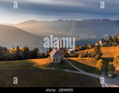 Hafling, Italie - vue aérienne de l'église de montagne Sainte-Catherine (Chiesa di Santa Caterina) près de Hafling - Avelengo sur un chaud coucher de soleil d'automne avec t Banque D'Images