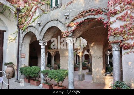 Ravello - Scorcio del Chiostro di Villa Cimbrone dal viale di ingresso Banque D'Images