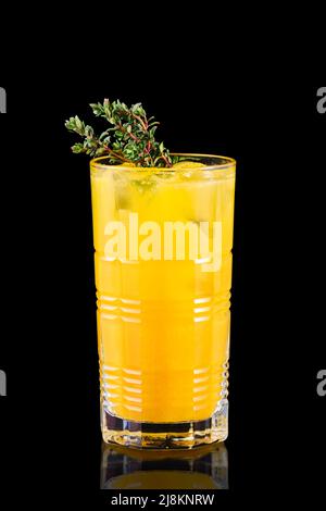 Limonade à l'orange froide au goût de thym Banque D'Images