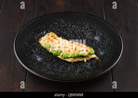 Filet de poisson frit avec sauce salsa verte sur une assiette Banque D'Images