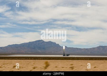 Système de production d'électricité solaire Ivanpah, centrale thermique solaire dans le désert de Mojave, Californie, vue depuis une voiture de conduite Banque D'Images