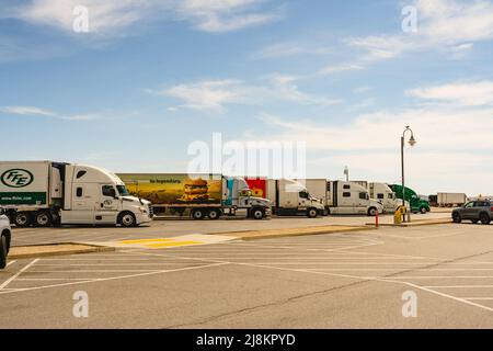 San Bernardino County, Californie, États-Unis - 5 mai 2022. Aire de repos pour les camions lourds et les voitures. Valley Wells Rest Area en direction du sud, arrêt de repos à San Bernar Banque D'Images