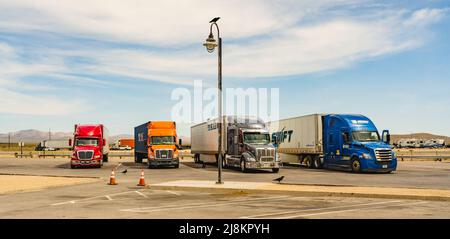 San Bernardino County, Californie, États-Unis - 5 mai 2022. Aire de repos pour les camions lourds et les voitures. Valley Wells Rest Area en direction du sud, arrêt de repos à San Bernar Banque D'Images